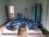 Second ensemble de deux machines à pomper (pompes centrifuges) et de leurs moteurs électriques, établissement des eaux de Quélard (Erquy)