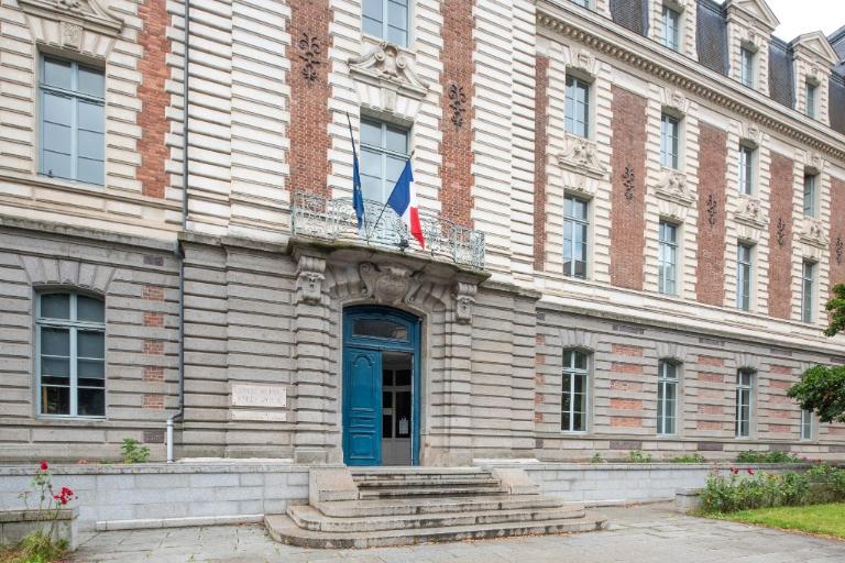 Ancien prieuré et hôpital Saint-Thomas, collège Saint-Thomas, puis collège de Jésuites, puis lycée impérial, actuellement lycée Emile-Zola, avenue Jean-Janvier ;  rue Toullier (Rennes)