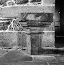 Bénitier (de milieu) (1), église paroissiale Saint-Mahouarn (Plomodiern)