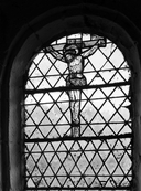Verrière : Christ en croix, chapelle Saint-Tugdual (Guiscriff)