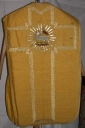 Ornement doré 3 : chasuble, bourse de corporal, étole, manipule, voile de calice