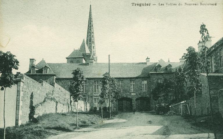 Palais épiscopal puis hôtel de ville actuellement mairie et bibliothèque, boulevard Anatole Le Braz (Tréguier)