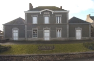 Mairie, école et poste, rue de la Poste (Le Pertre)