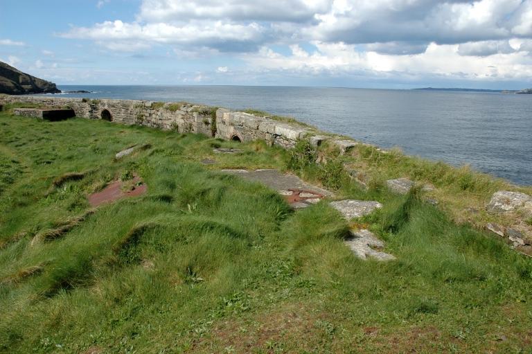 Vue de la plate-forme (état en 2005). Le parapet, les sous-sellettes pour canon de 47 mm, les plate-formes bétonnées pour mitrailleuse et les niches à munitions témoignent de l'évolution de l'armement