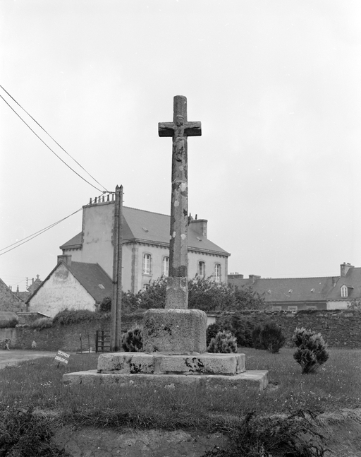 Croix de chemin, rue de l'Ecole (Plonévez-du-Faou)