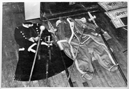 2 costumes de suisse (jacquette, gilet, pantalon, redingote, 2 cannes, épée, hallebarde), église paroissiale Saint-Gildas (Auray)