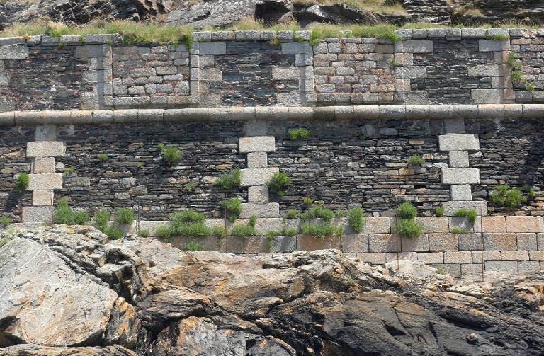 Vue depuis la mer : détail de l'escarpe et du parapet (état en 2009)