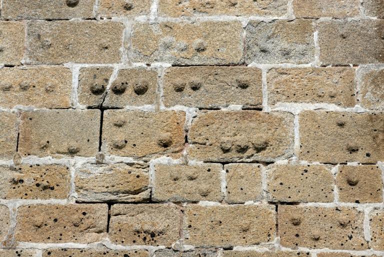 Vue de la batterie basse du Mengant : détail du parement en pierre de taille de granite (état en 2009)