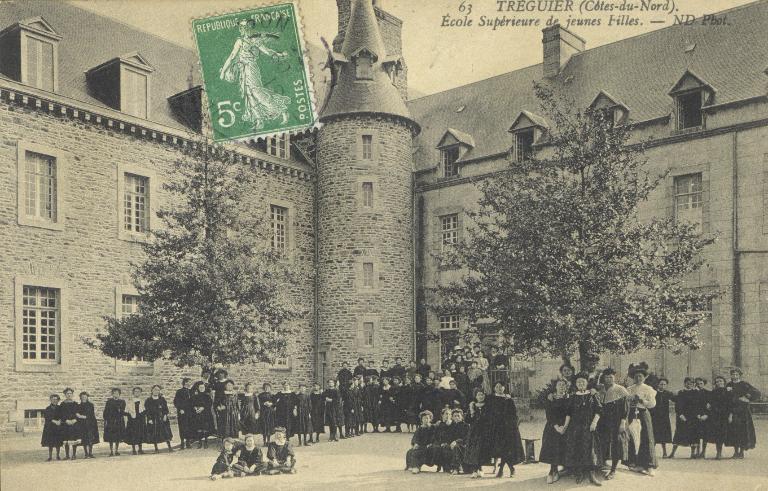 Couvent des Paulines puis des Ursulines, actuellement lycée Joseph Savina, rue Gambetta (Tréguier)
