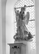 Statue (d'applique, grandeur nature) : saint Michel terrassant le dragon, chapelle Saint-Michel (Grand-Champ)