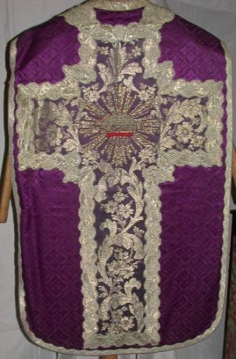 Ornement violet 3 : chasuble, étole, manipule, voile de calice