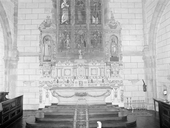 Autel (maître-autel, autel tombeau), retable (retable architecturé à niche), tabernacle (tabernacle à ailes), gradins d'autel (2), armoire aux saintes huiles (meuble de rangement pour objets liturgiques), église paroissiale Saint-Pierre (Pleumeur-Gautier)