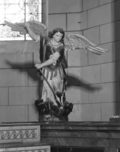Statue : saint Michel terrassant le dragon
