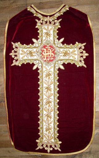 Ornement rouge : chasuble, bourse de corporal, manipule et voile de calice