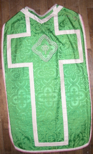 Ornement vert : chasuble, bourse de corporal, manipule, étole et voile de calice