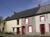 Alignement de trois maisons, la Roche (Trévérien)
