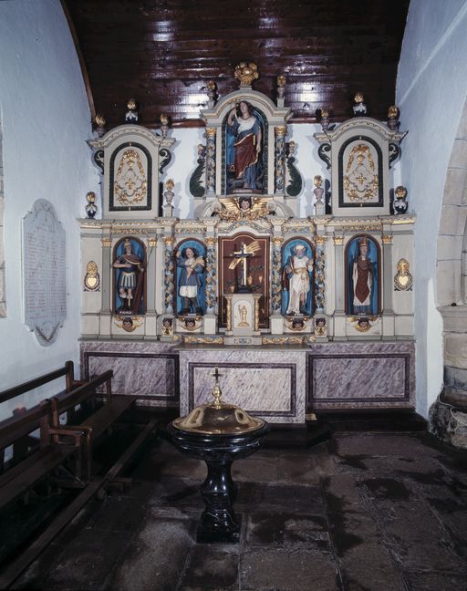 Ensemble de l'autel secondaire nord : autel, retable, tabernacle, gradin d'autel, église Saint-Pierre (Lanouée fusionnée en Forges de Lanouée en 2019)