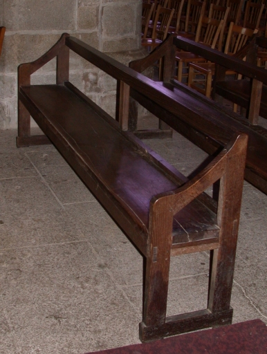Ensemble de 16 et 20 bancs de fidèles