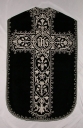 Ornement noir 1 : chasuble, bourse de corporal, étole, manipule, voile de calice