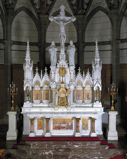 Ensemble du maître-autel : autel, retable, tabernacle, gradin, 3 degrés d'autel, 2 consoles