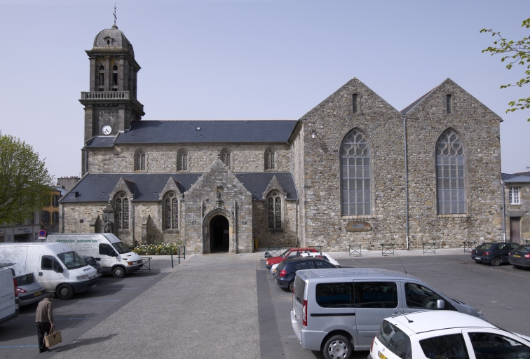 Église paroissiale Saint-Pierre, place du Crozon : Général de Gaulle (Crozon)