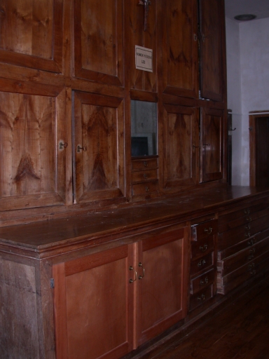 Meubles de sacristie : chasublier, armoire, confessionnal