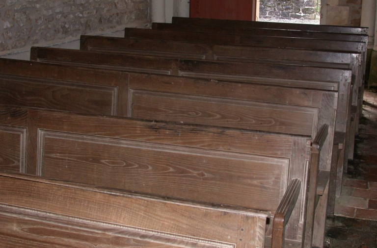 Ensemble de 14 bancs de fidèles