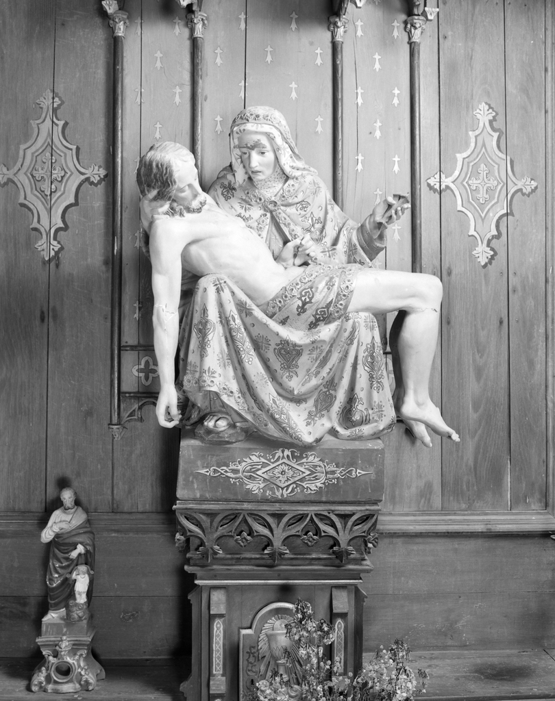 Groupe sculpté : Vierge de pitié dite Notre-Dame-de-pitié, chapelle Saint-Aubin (Pont-Scorff)