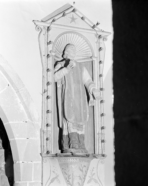 Statue (grandeur nature) : Christ en croix, église paroissiale Saint-Juvat (Saint-Juvat)
