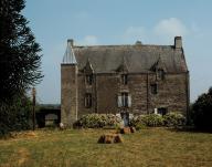 Manoir dit château de Sallarun, Salarün ; Sallarun (Theix fusionnée en Theix-Noyalo en 2016)