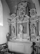 Autel, retable, groupes sculptés (2) (autel secondaire, retable architecturé à niche), église paroissiale Saint-Melaine (Cornillé)
