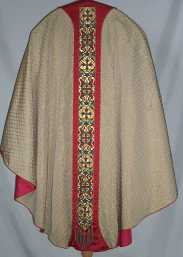 Ornement doré 2 : chasuble, voile du calice, manipule, bourse du corporal