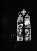 Verrière (9) : scènes des apparitions de la Vierge à Lourdes, verrière à personnages, chapelle Notre-Dame-de-Lourdes (Auray)