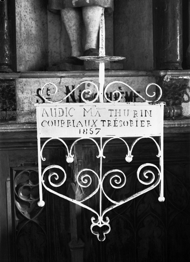Ensemble de deux chandeliers de choeur