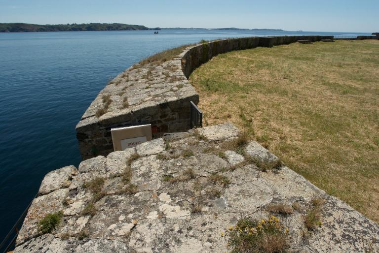 Vue de la batterie basse du Mengant : détail du parapet (état en 2009)