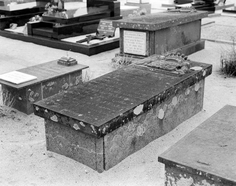 Tombeau, cimetière (Plounévez-Lochrist)