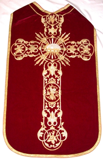 Ornement rouge 1 : chasuble, bourse de corporal, étole, manipule, voile de calice