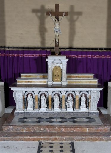 Ensemble du maître-autel : autel, tabernacle, 2 gradins d'autel, 2 degrés d'autel