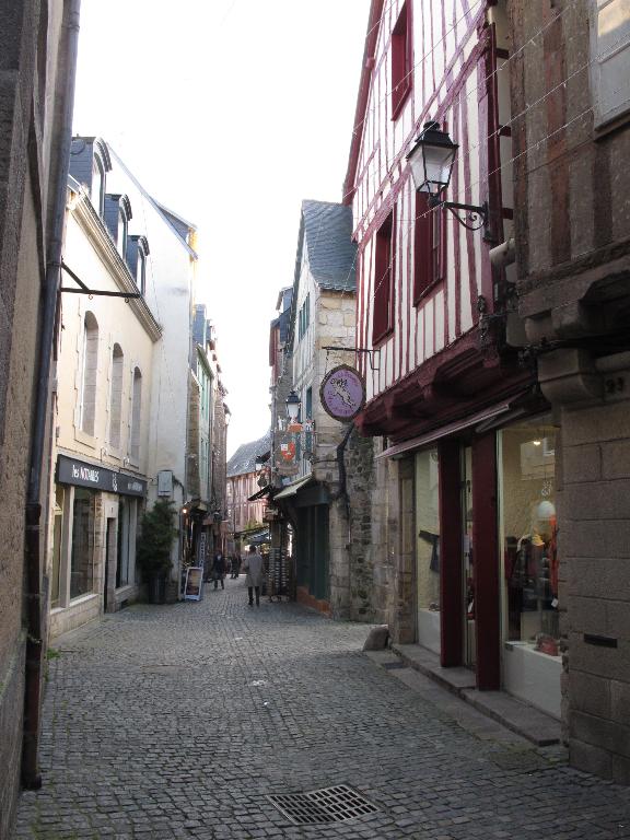 Rues des Halles et du Bienheureux Père René Rogue, anciennement rues Latine, de la Letterie et de la paticerie (Vannes)