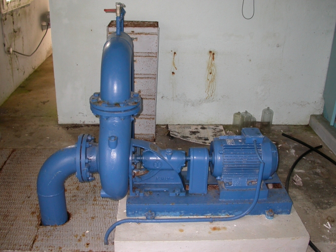 Machine à pomper (pompe centrifuge) et son moteur électrique, établissement des eaux de Quélard (Erquy)