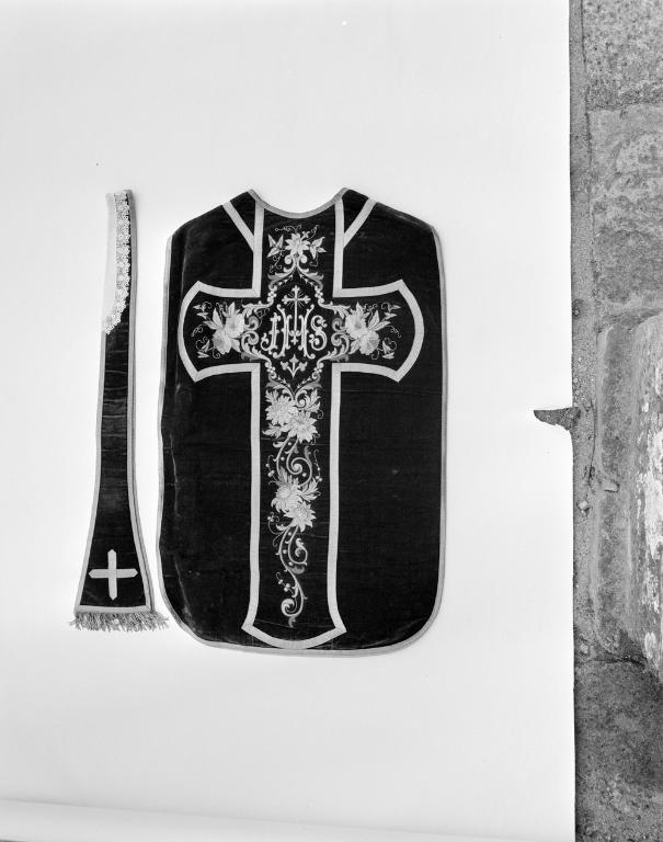 Chasuble, étole, manipule, prieuré Notre-Dame, église paroissiale, mairie (Île-d'Arz)