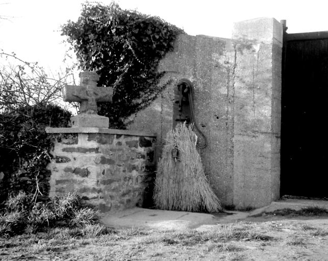 Croix de chemin, rue de la Ville-Morel (Pordic)