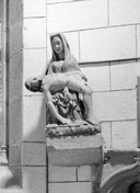 Groupe sculpté (d'applique) : Vierge de Pitié, église Saint-Jean-Baptiste (Le Croisty)