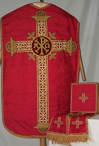 Ornement rouge 2 : chasuble, étole, manipule, bourse du corporal