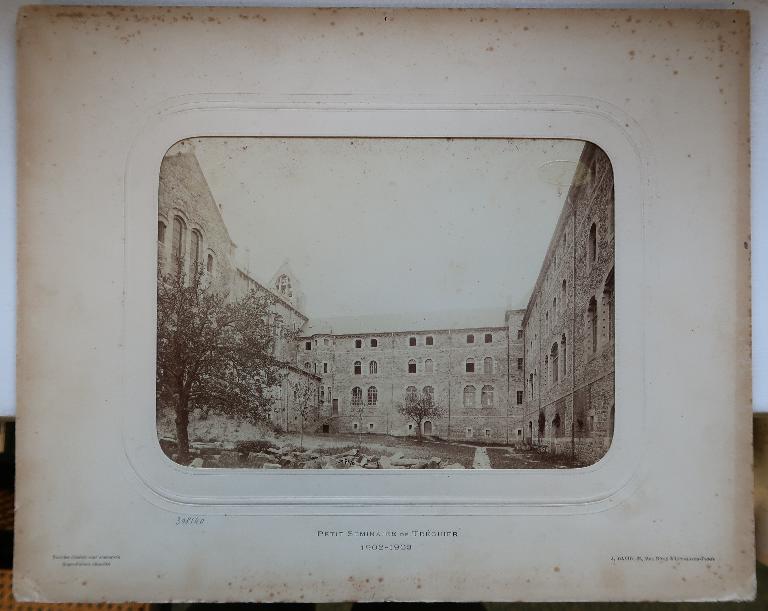 Séminaire puis petit séminaire puis collège et lycée actuellement Lycée Joseph Savina, 5 rue de la République (Tréguier)