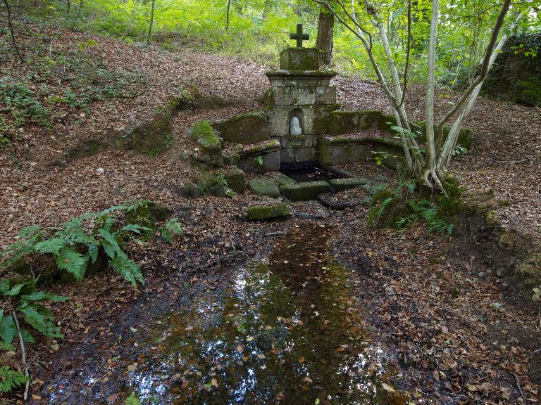 Fontaine de dévotion de la chapelle Notre-Dame de Kerrivoalan (Tonquédec)