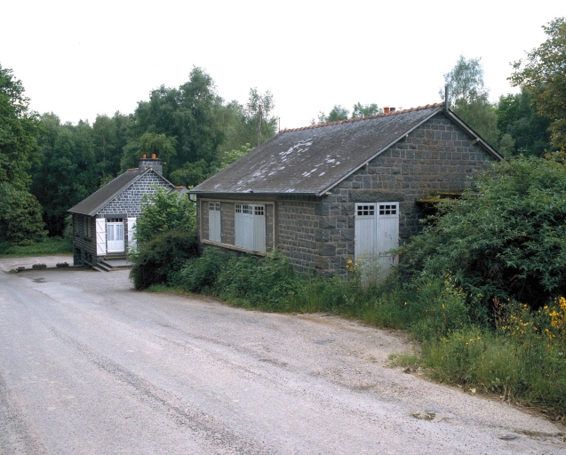 Carrière de granite du bois de la Chauffetière, puis Société Hignard, actuellement Hignard Granit, la Chauffetière (Saint-Pierre-de-Plesguen fusionnée en Mesnil-Roc'h en 2019)