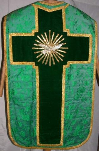 Ornement vert 1 : chasuble, bourse de corporal, étole, manipule