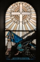 Verrière à personnages de la baie 10 : croix et poilu (Guipry fusionnée en Guipry-Messac en 2016)
