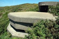 Poste d'observation bétonné à deux niveaux (poste d'observation et de télémétrie), sur le chemin d'accès de la batterie basse, Pointe de Cornouaille (Roscanvel)